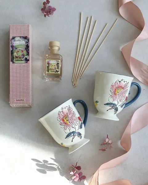 Подарочный набор 2 кружки Акварель и арома-жидкость с палочками Свидание в сад