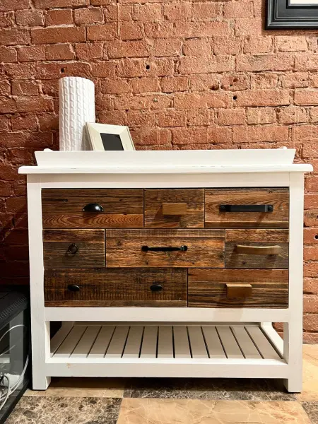 Комод со съемным подносом Дерево с историей, Молочно-белый (Марсель), с состариванием, грунт чёрный