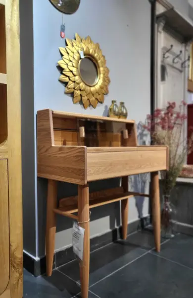 Туалетный столик Твигги со стеклянной столешницей и полками, экспозиция