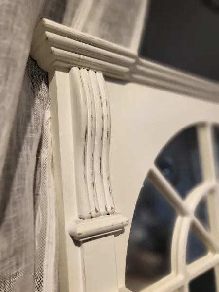 Большое белое деревянное оконное зеркало Брюгге, экспозиция