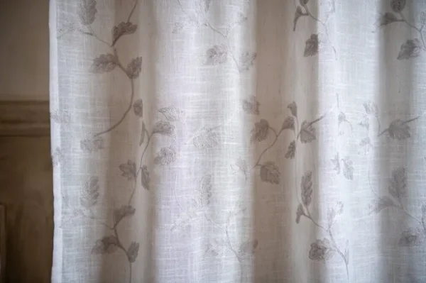 Штора с бежево-серой вышивкой 140х290