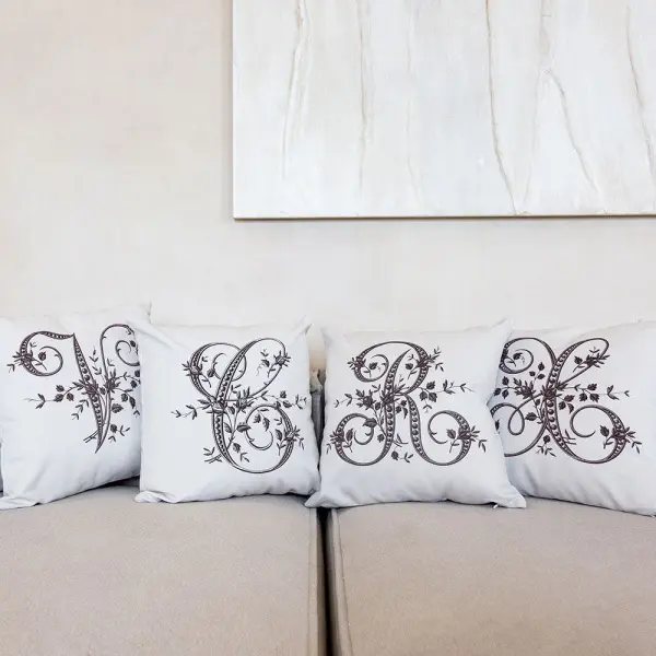 Арт-подушка «Монограмма буквы U»