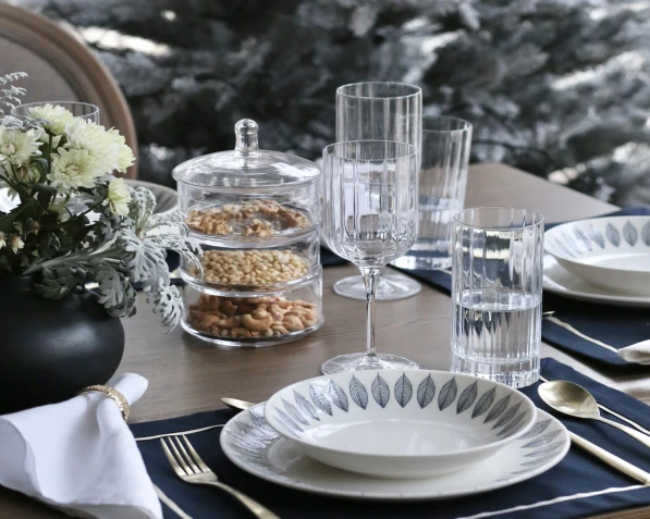 Стильная и роскошная сервировка в тёмных оттенках