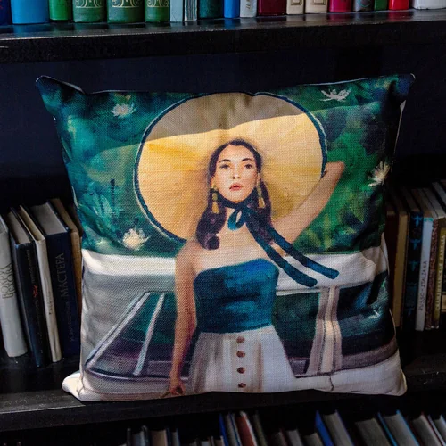 Арт-подушка «Шляпка, держись!»