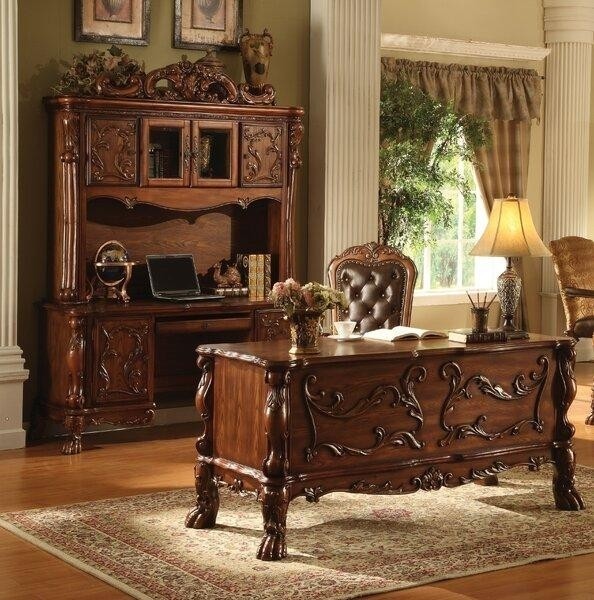 кабинет в классическом стиле с мебелью из натурального дерева с резными элементами.jpeg