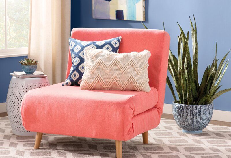розовое кресло-трансформер в синей гостиной.jpg
