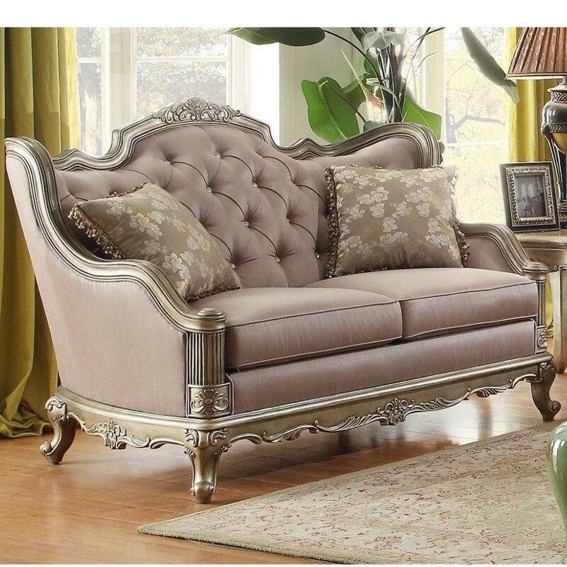 классический двухместный диван с резным каркасом и шелковой обивкой.jpeg