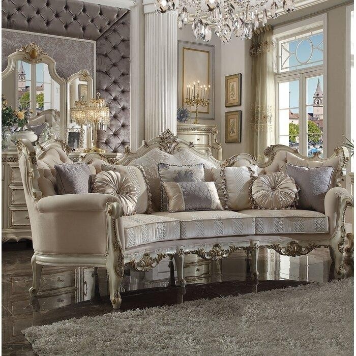 гостиная в классическом стиле со светлым диваном с обивкой из парчи и резными элементами.jpeg