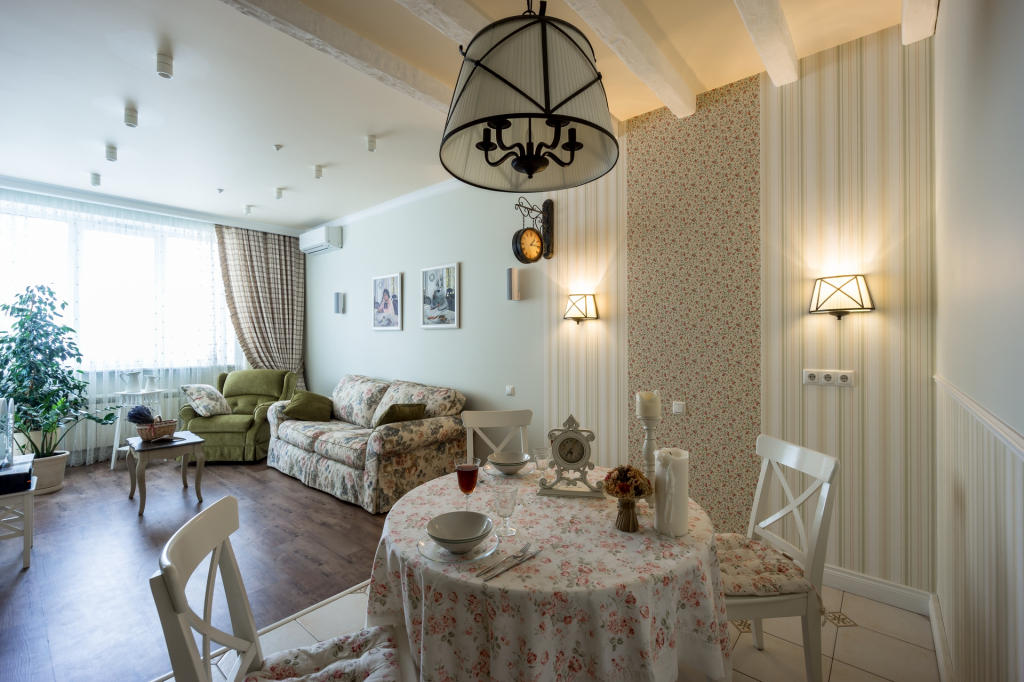 гостиная с зоной столовой с оливковым креслом