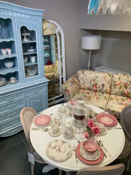 Зеркало-арка молочно-белого цвета